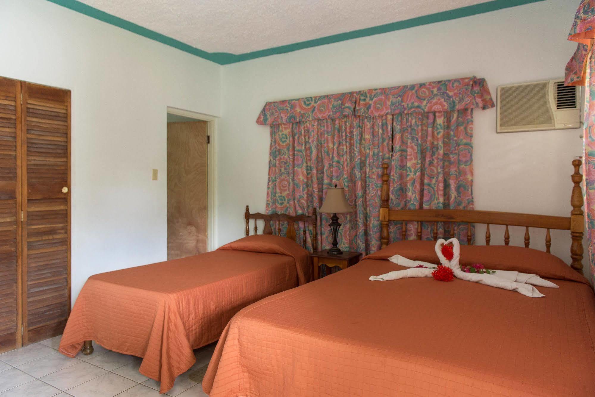 Golden Sunset Villas Negril