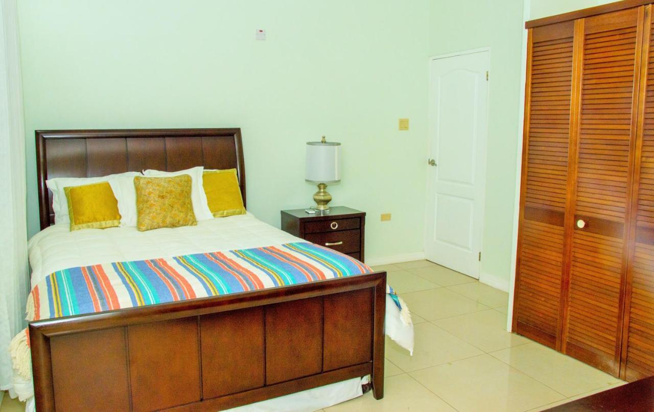 Pen Hall Bnb Ocho Rios *