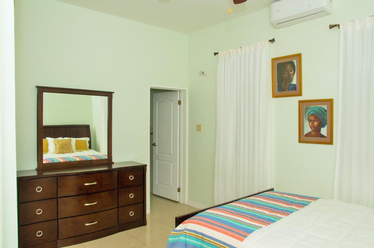 Pen Hall Bnb Ocho Rios *