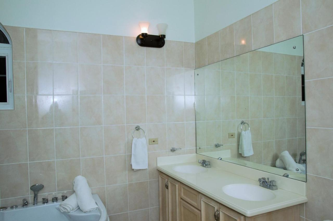 Pen Hall Bnb Ocho Rios *