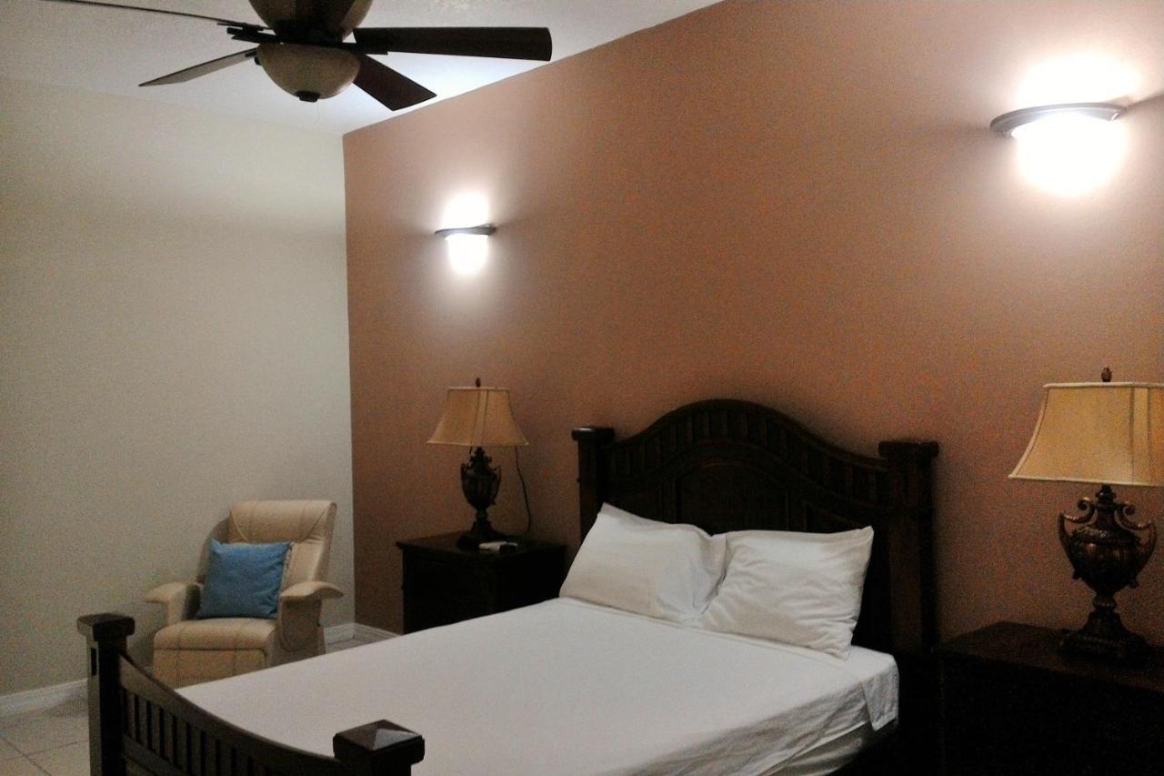 Pen Hall Bnb Ocho Rios *