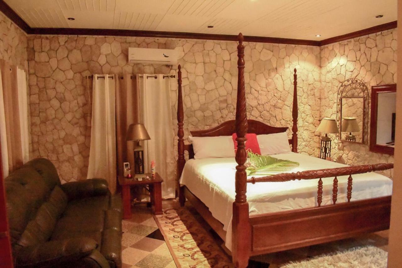 Boutique At Stone Village Bed & Breakfast Bluefields
