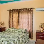 Charlie\'S Cottages