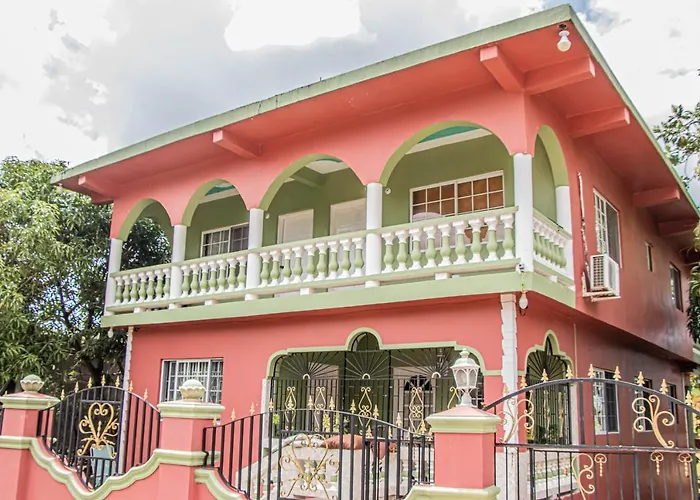 Charlie\'S Cottages