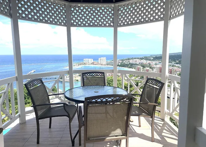 Oceanbreeze Jamaica Penthouse, 7-Minute Walk To Beach