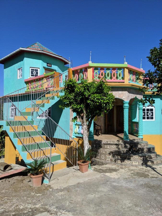 O & G Guest house Accompong Maroon
