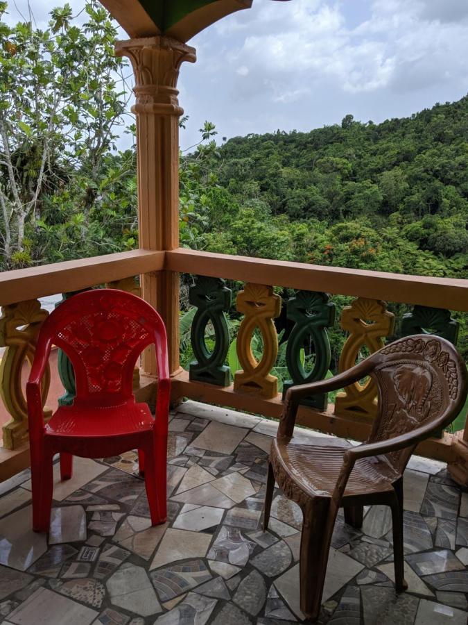 O & G Guest house Accompong Maroon