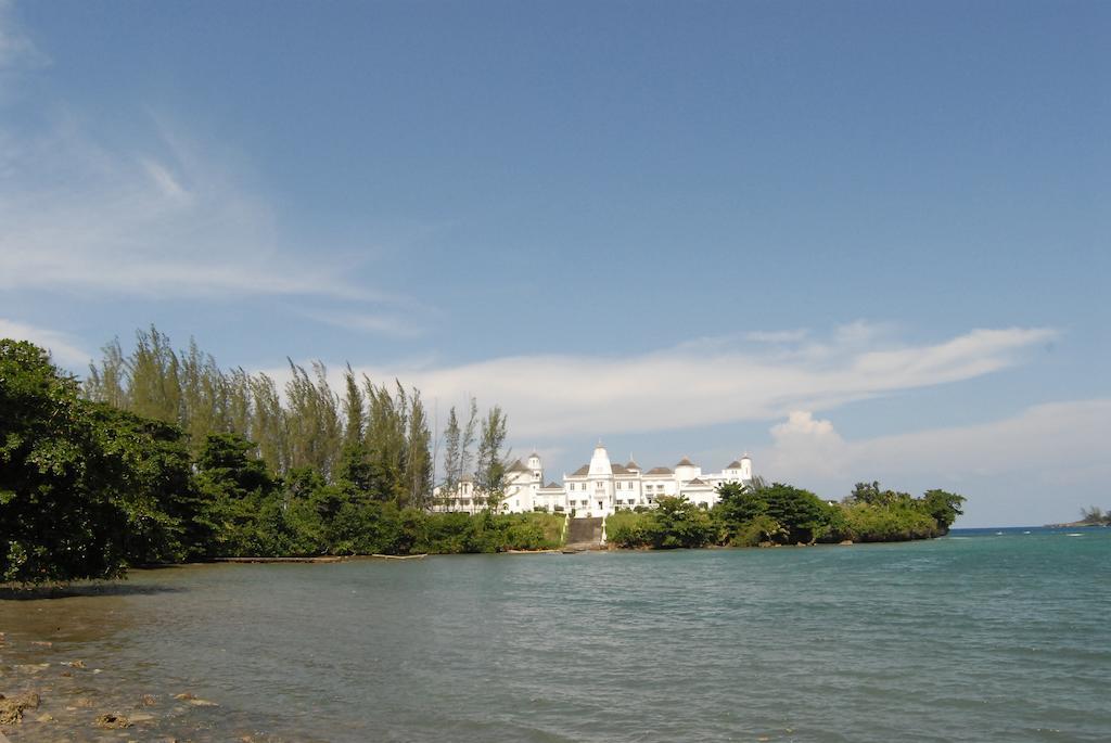 Bonne Amie Villa Drapers