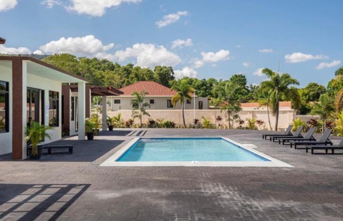 Luxurious Royale- 5 Min Drive To