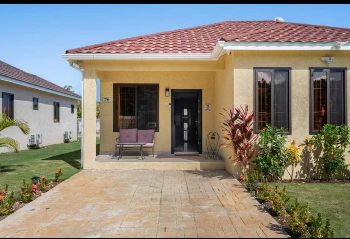 Ferienhaus Luxurious Royale- 5 Min Drive To
