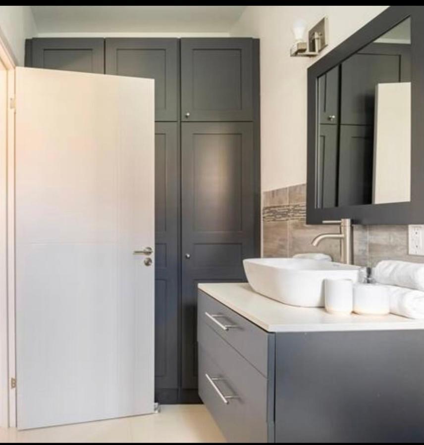 Ferienhaus Luxurious Royale- 5 Min Drive To