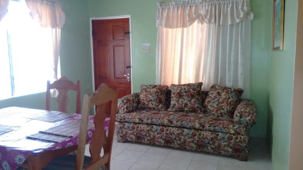 Yard Style Guest house Kingston