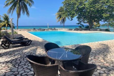 Hospitality Expert Mr X - Tour Pool Bar Inn Montego Bay