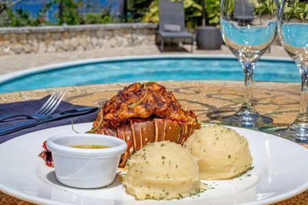 Inn Hospitality Expert Mr X - Tour Pool Bar Montego Bay