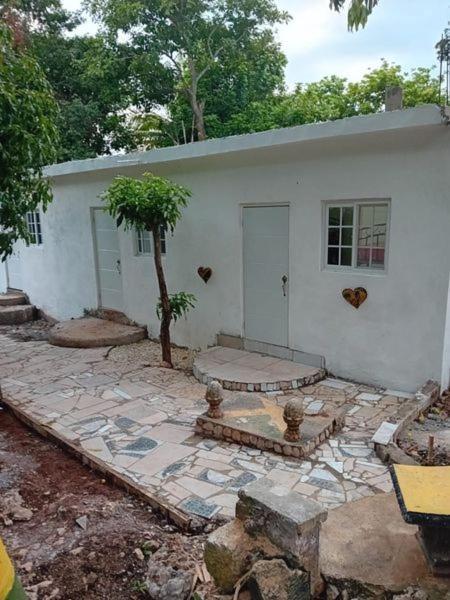 Inez Roots Hostel Montego Bay