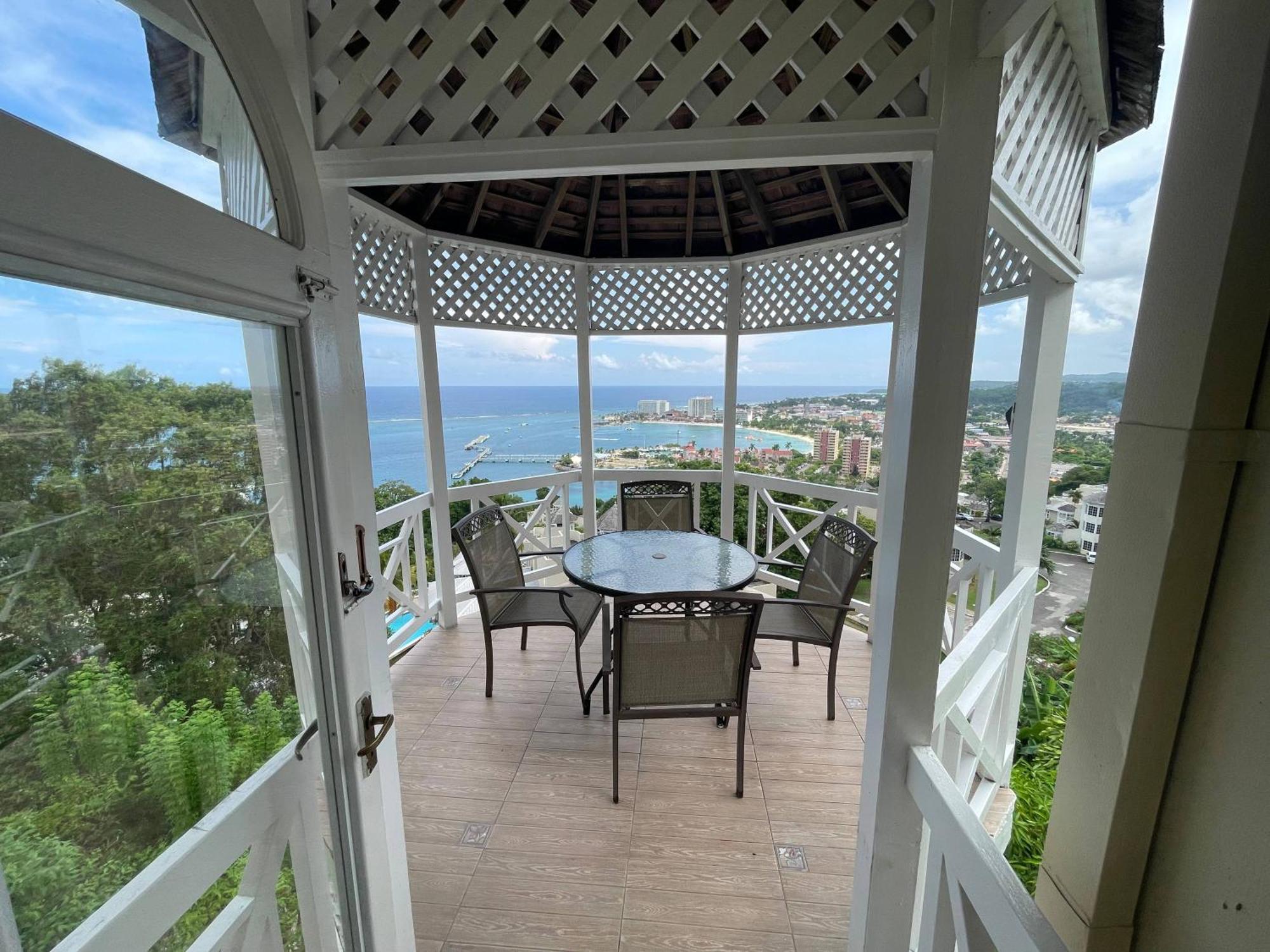 Oceanbreeze Jamaica Penthouse, 7-minute Walk To Ocho Rios