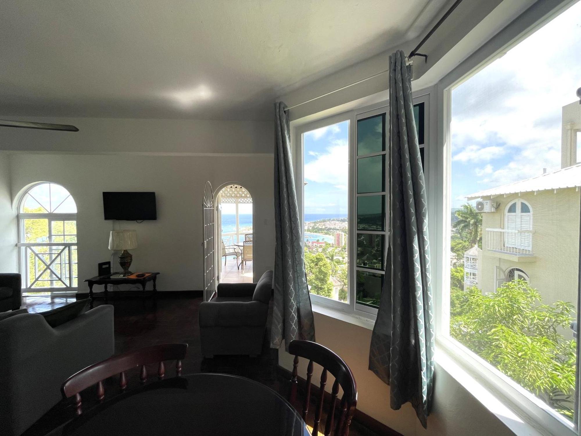 Oceanbreeze Jamaica Penthouse, 7-minute Walk To