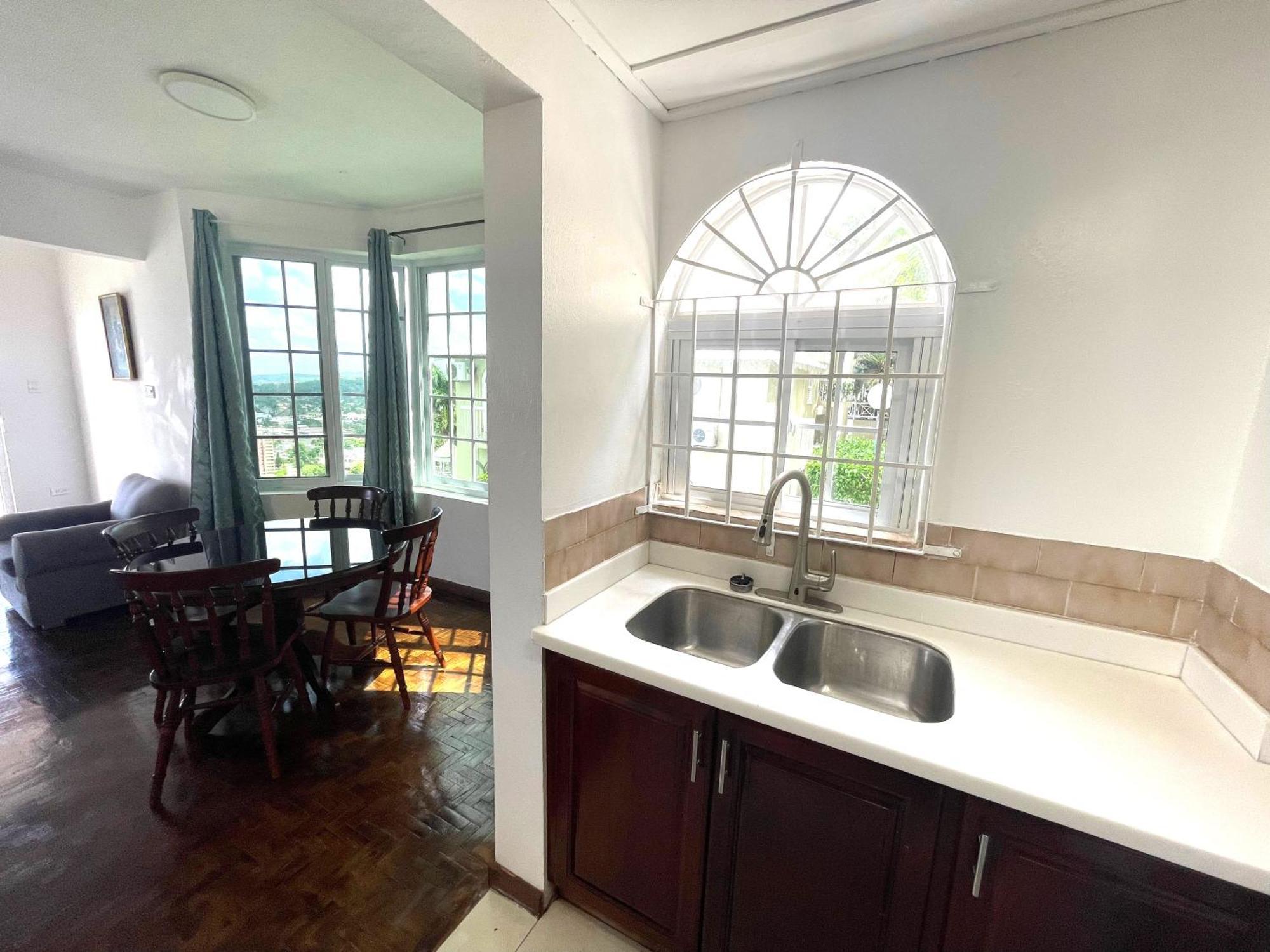 Oceanbreeze Jamaica Penthouse, 7-minute Walk To * Ocho Rios