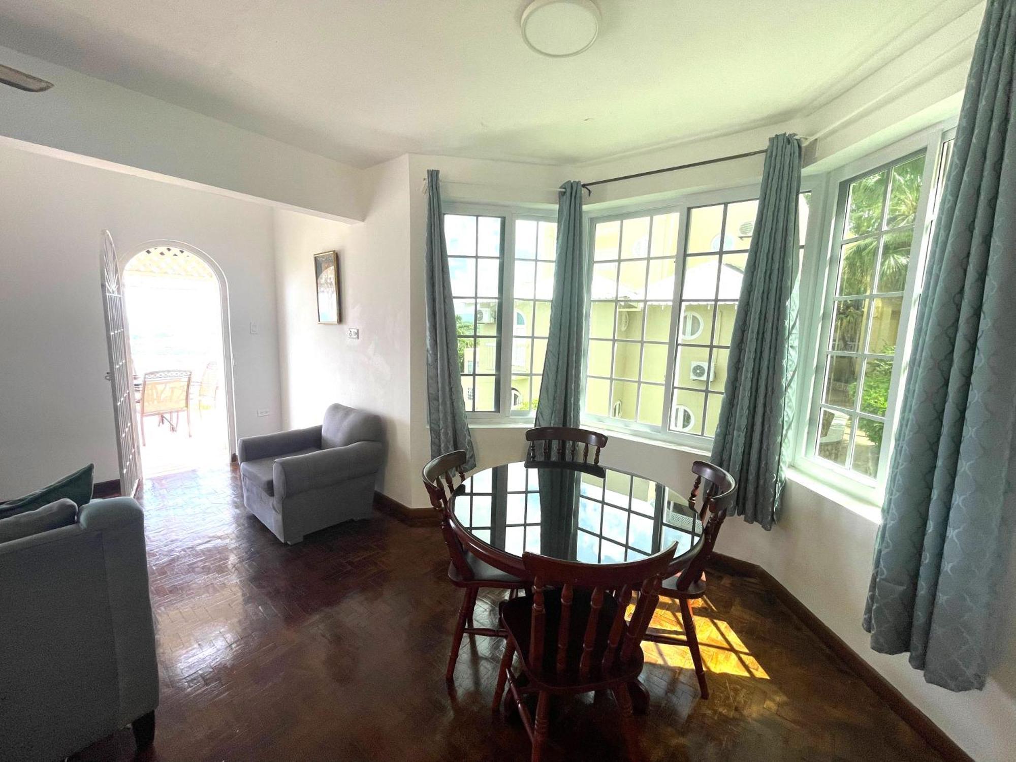 Oceanbreeze Jamaica Penthouse, 7-minute Walk To