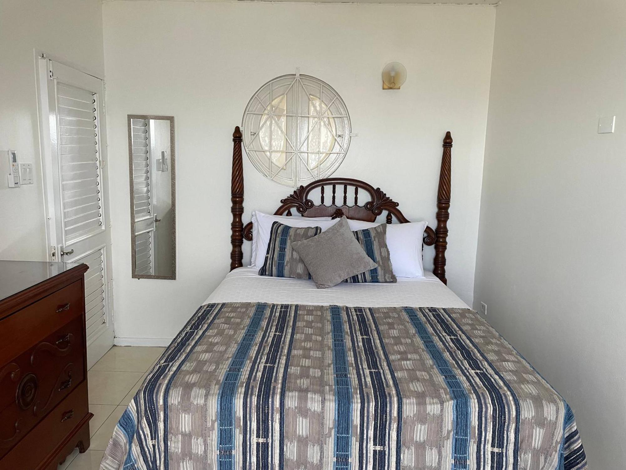 Oceanbreeze Jamaica Penthouse, 7-minute Walk To Apartment