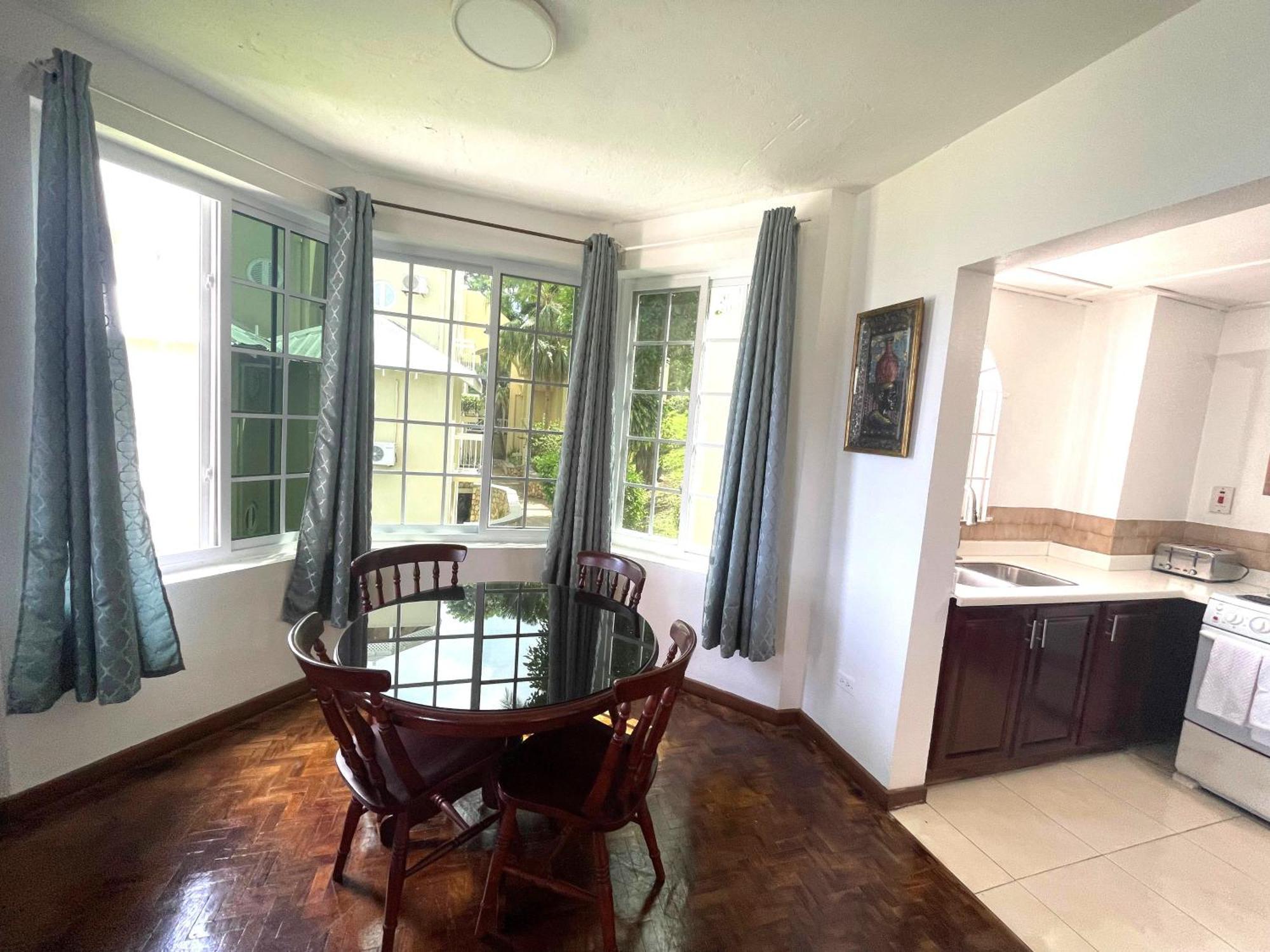 Oceanbreeze Jamaica Penthouse, 7-minute Walk To Apartment *
