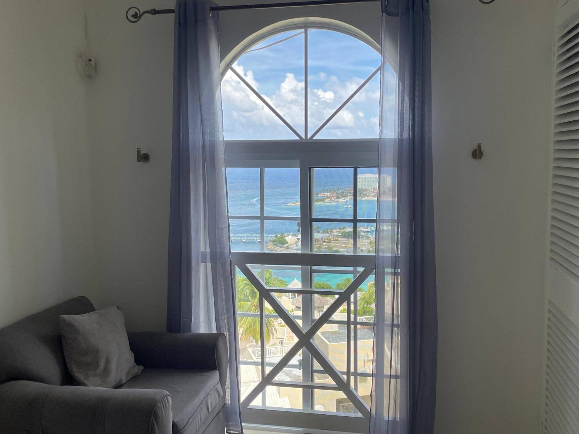 Apartment Oceanbreeze Jamaica Penthouse, 7-minute Walk To *