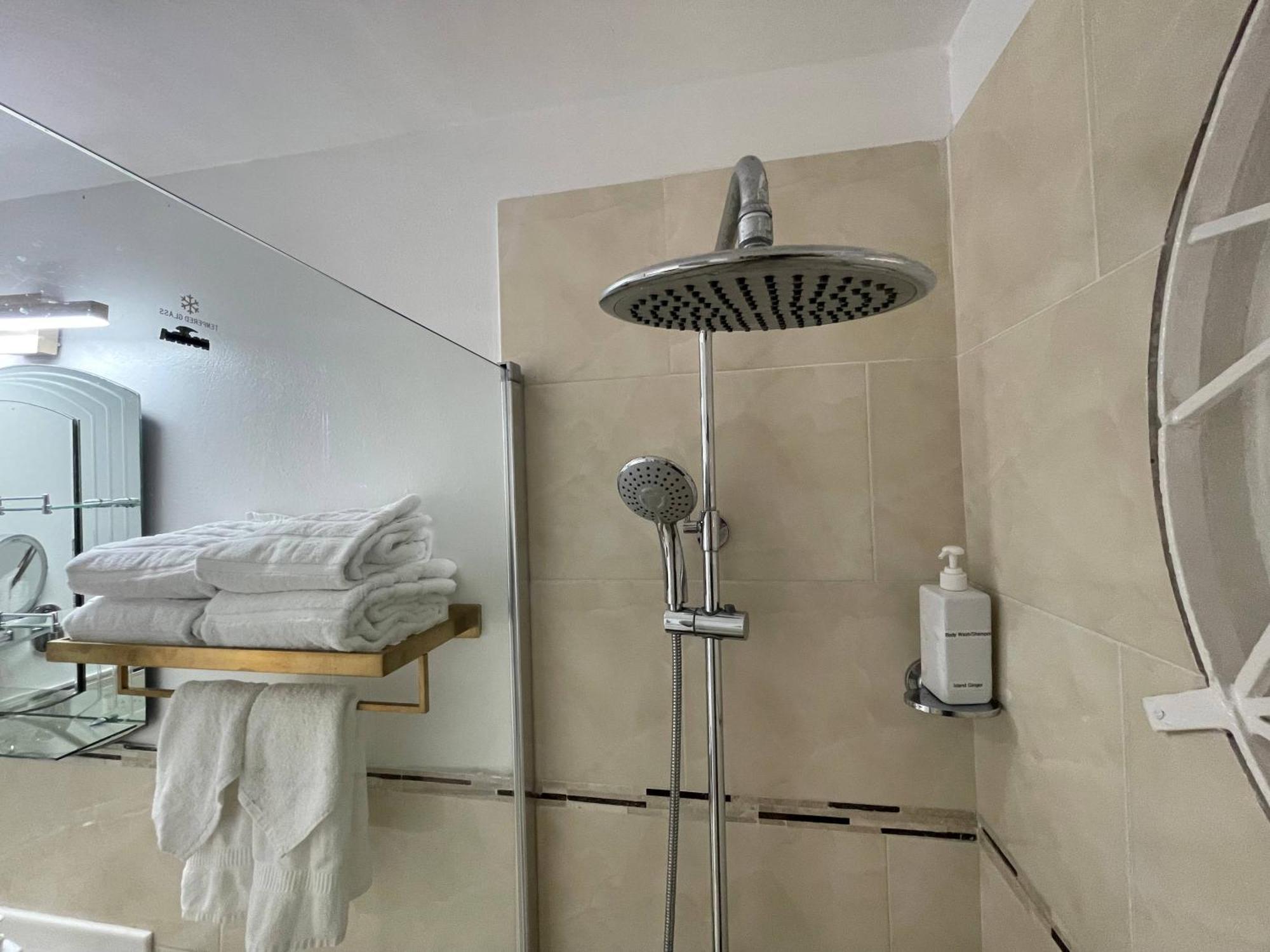 Apartment Oceanbreeze Jamaica Penthouse, 7-minute Walk To