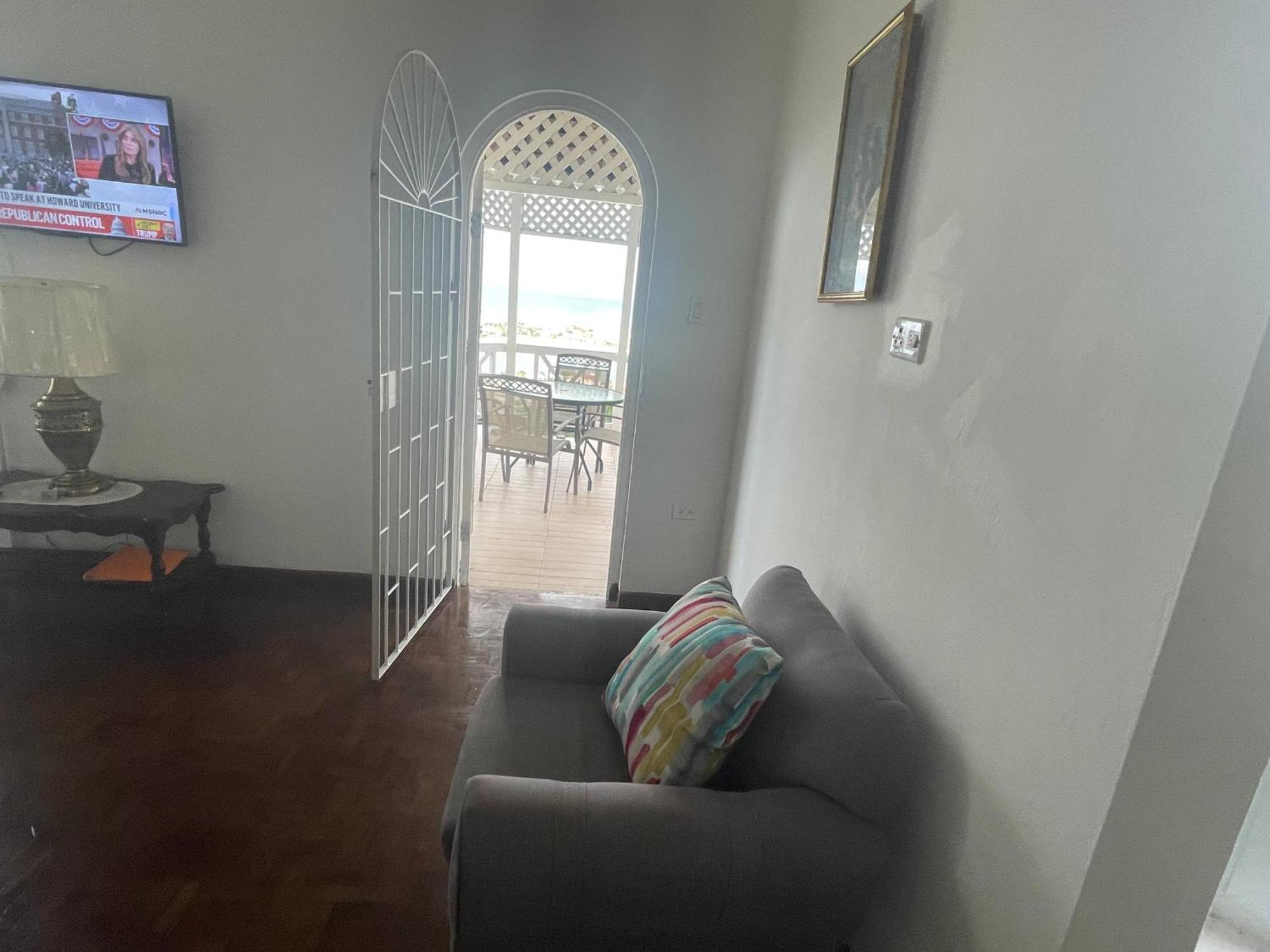 Apartment Oceanbreeze Jamaica Penthouse, 7-minute Walk To *
