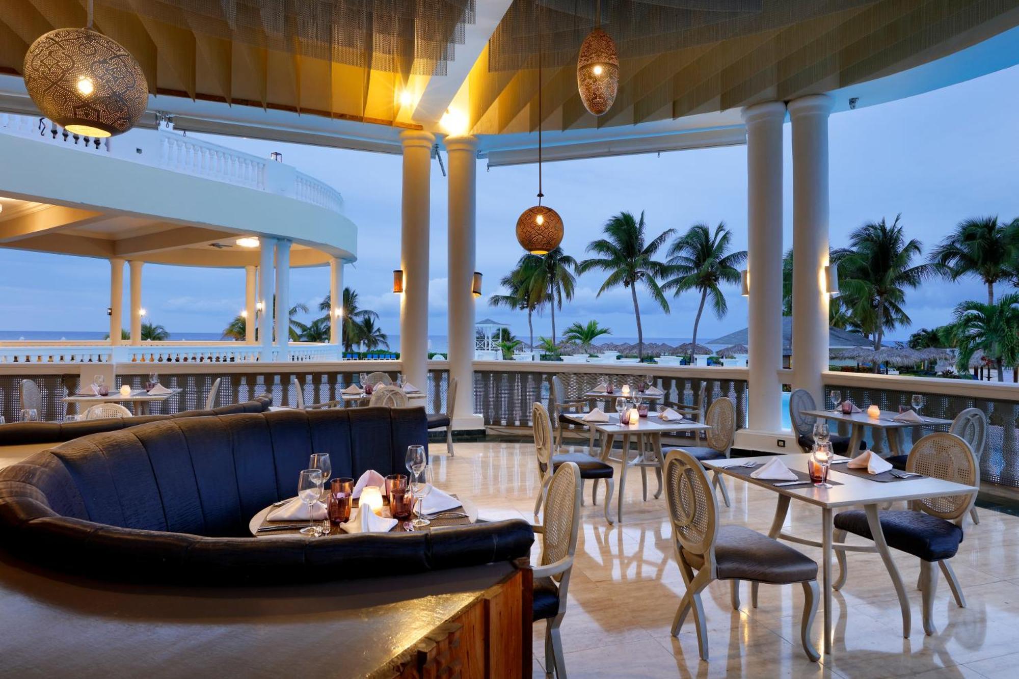 Resort The Signature Level At Grand Palladium Lady Hamilton & 5*