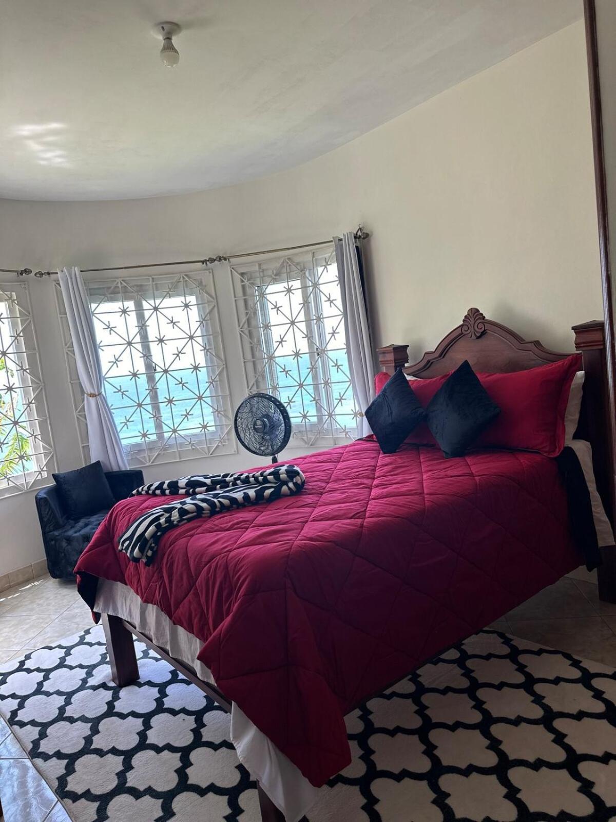 Hiddenjeweloceanview Holiday home