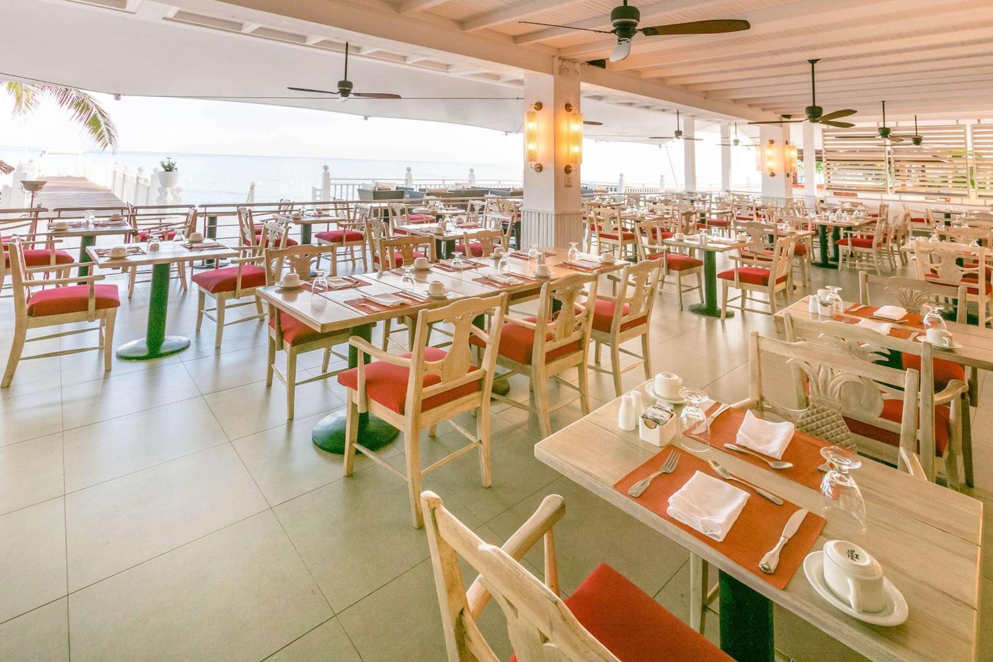Grand Decameron Montego Beach, A Trademark 3* Montego Bay