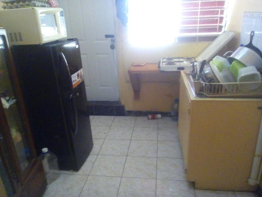 Leslies' Guest house *