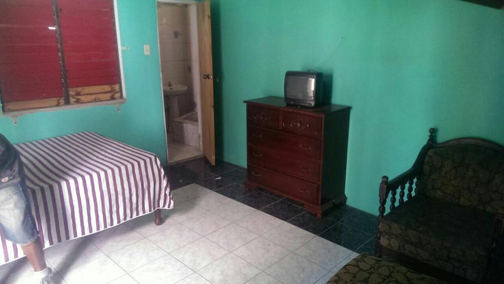 Leslies' Guest house Portmore