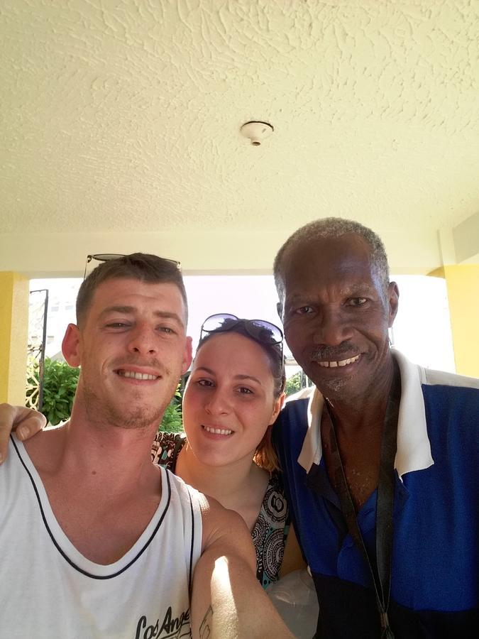 Leslies' Guest house Portmore