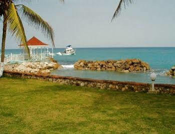Chrisanns 10 * Ocho Rios