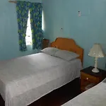 Tropical Vibe Hostel Kingston - Near Half-Way-Tree