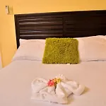 Kingston Sunset Guest Apartment I