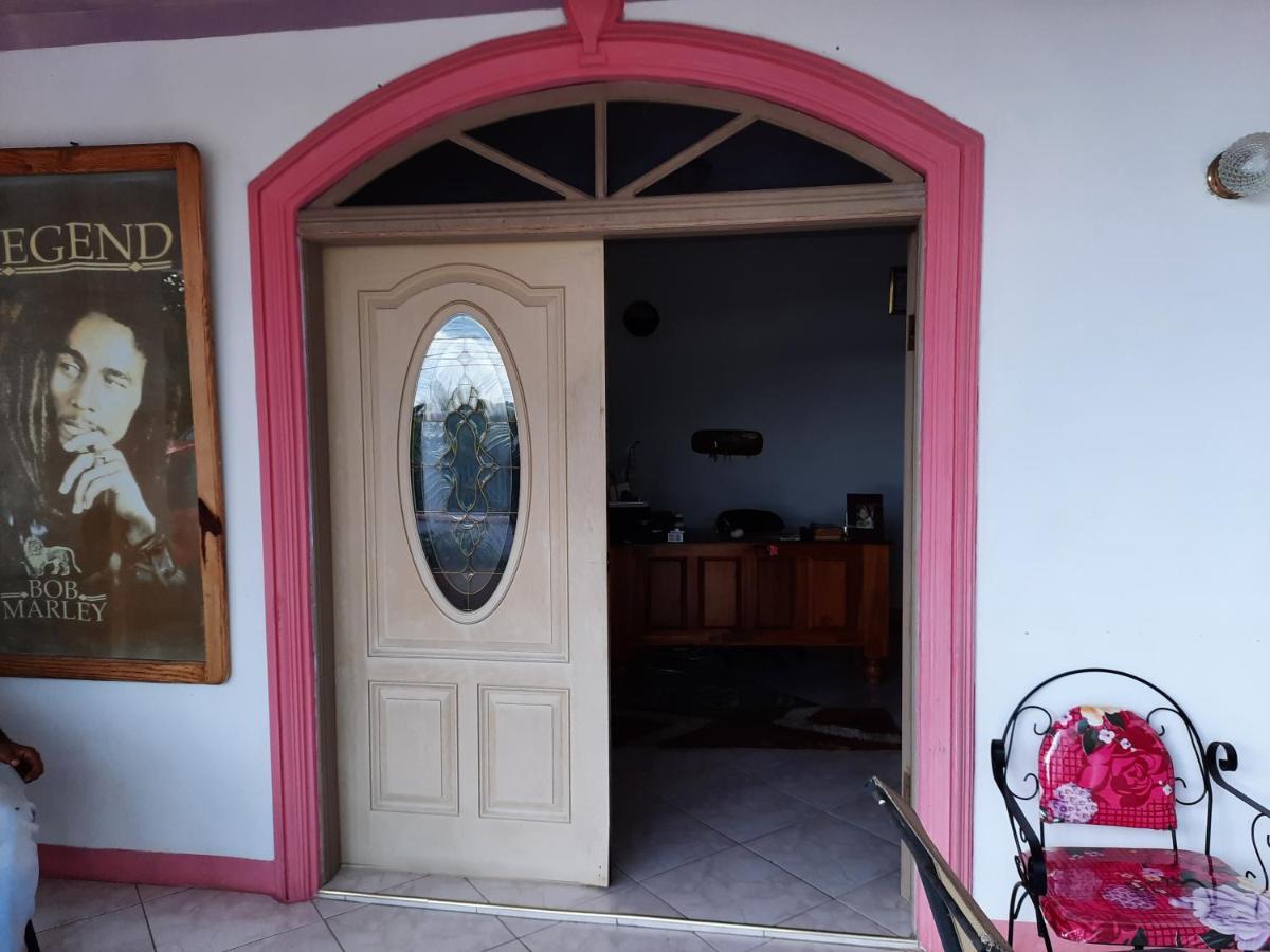 Burg Ann's Montego Bay