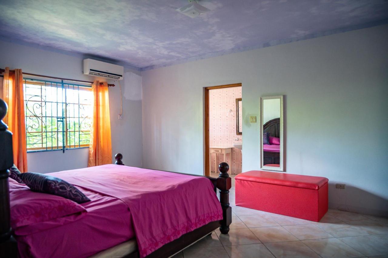 Burg Ann's * Montego Bay