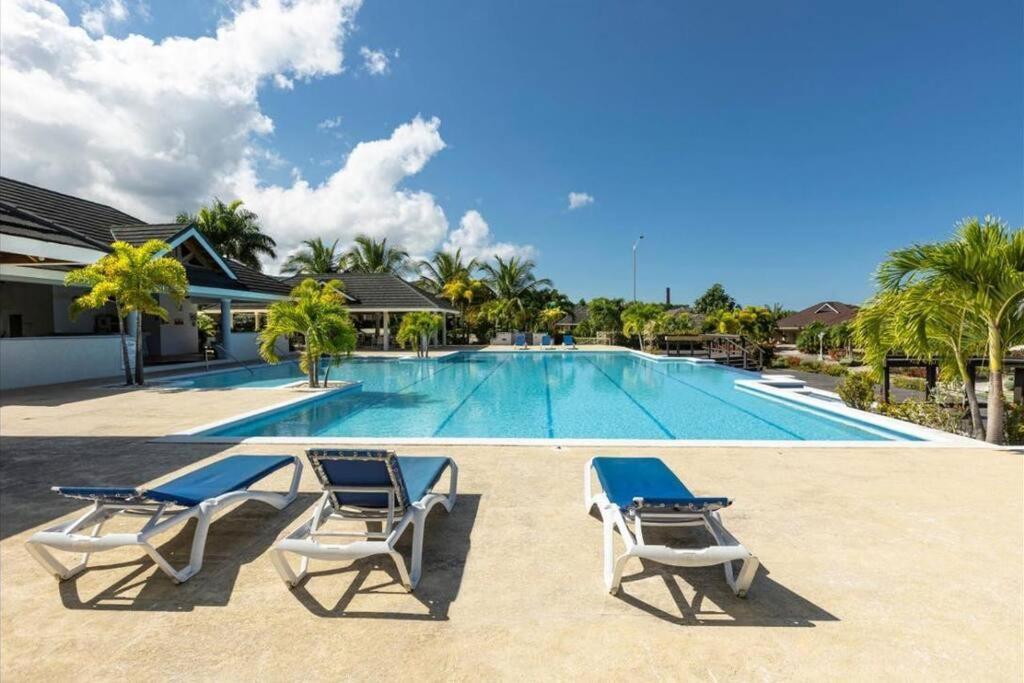 - Heroes Villa, Ac, Security, Access To Pool, Playground & Private - Welcome Breakfast Basket Villa Richmond
