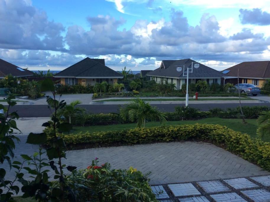 Villa - Heroes Villa, Ac, Security, Access To Pool, Playground & Private - Welcome Breakfast Basket *