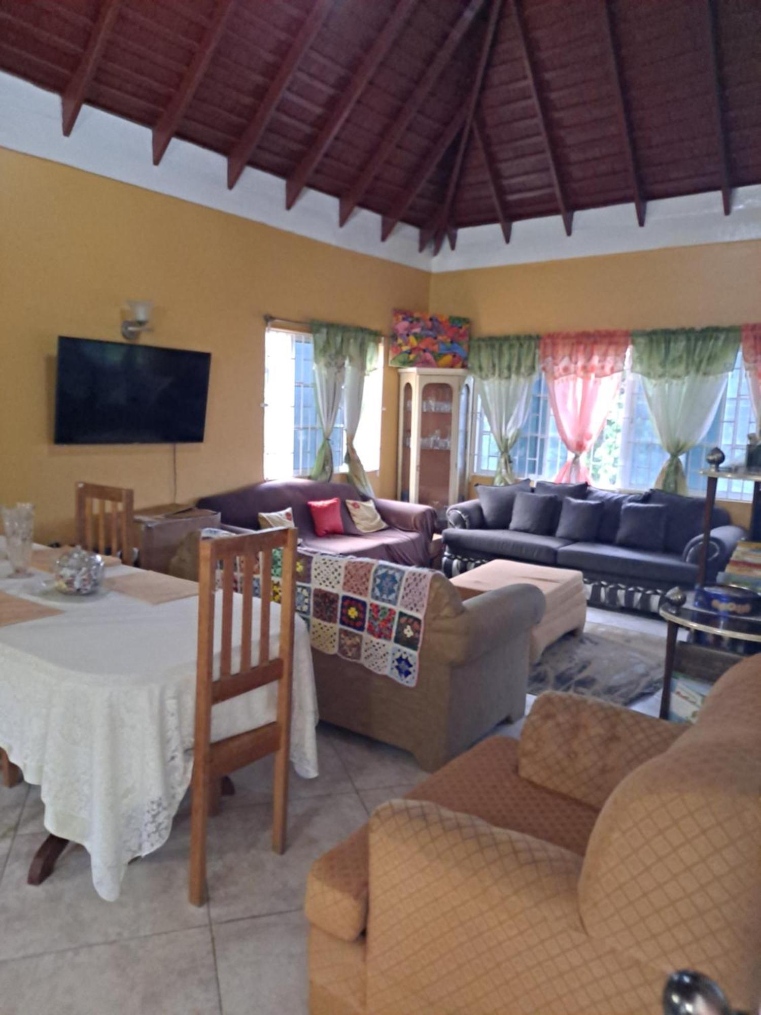 Chaudhry House Montego Bays- 2nd Floor Guest house