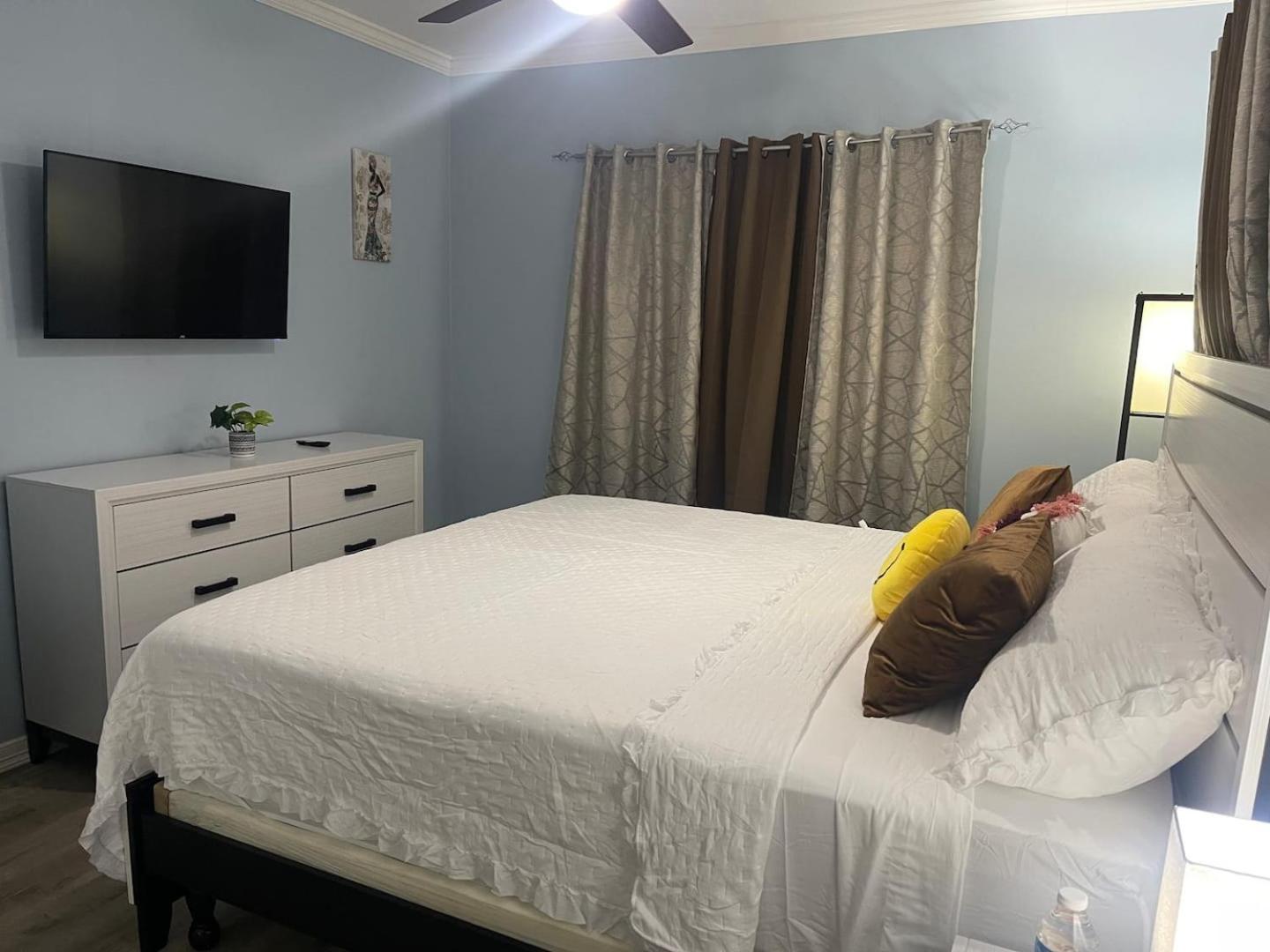 Luxurious 6 Bed Wown Pool Guest house