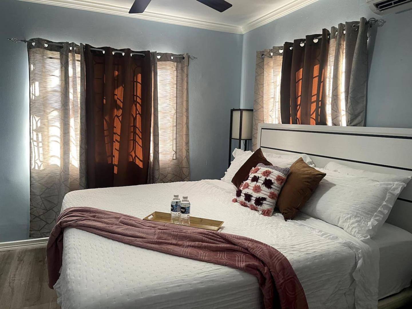 Luxurious 6 Bed Wown Pool Guest house Portmore