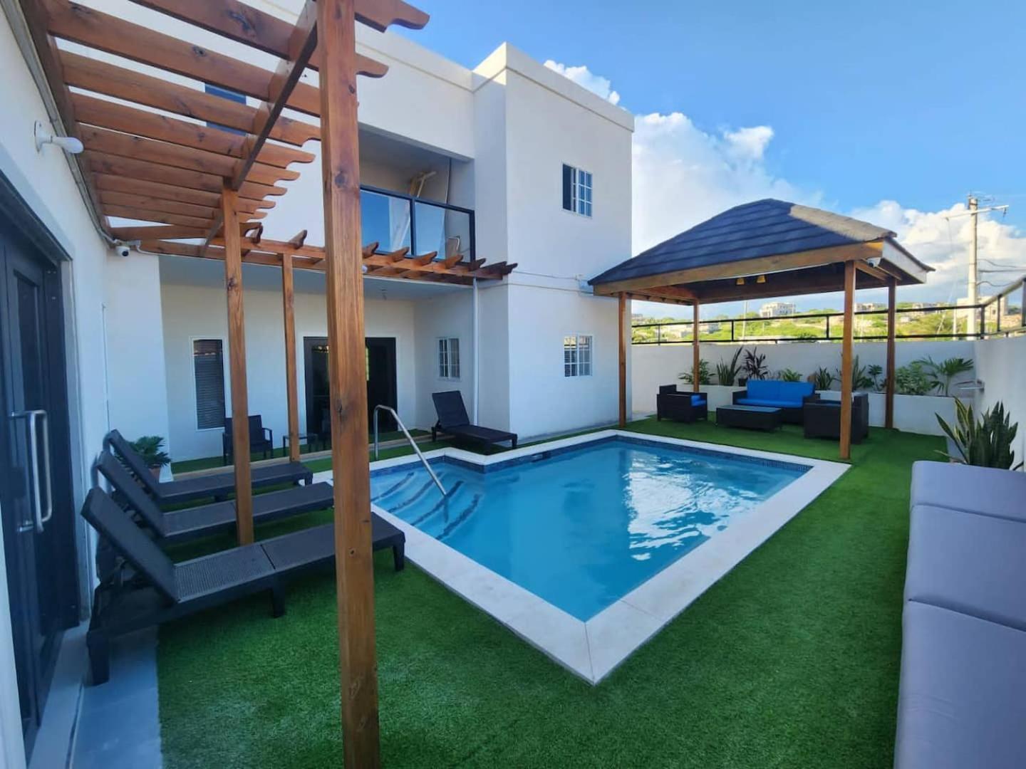 Luxurious 6 Bed Wown Pool Portmore