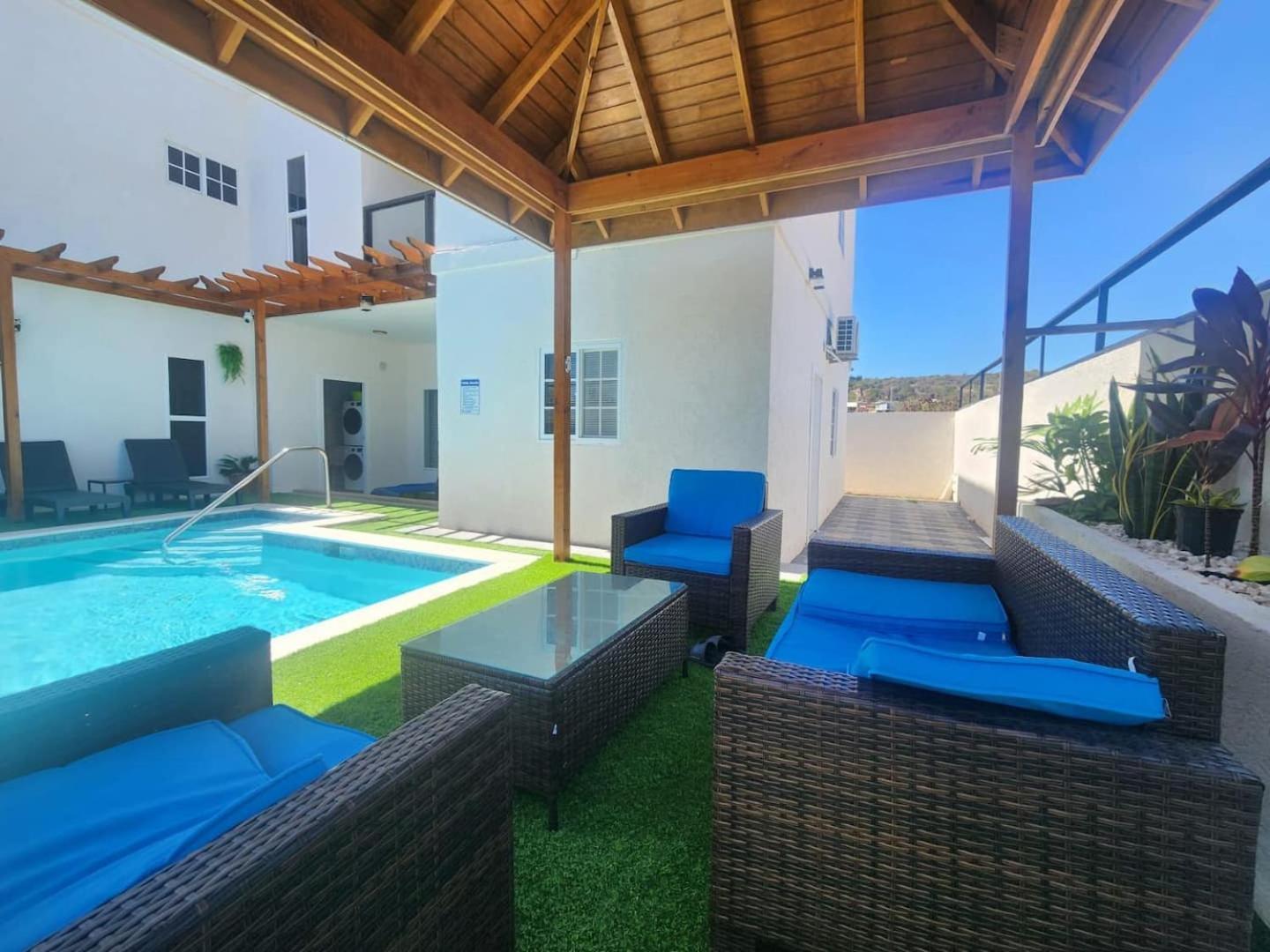 Luxurious 6 Bed Wown Pool