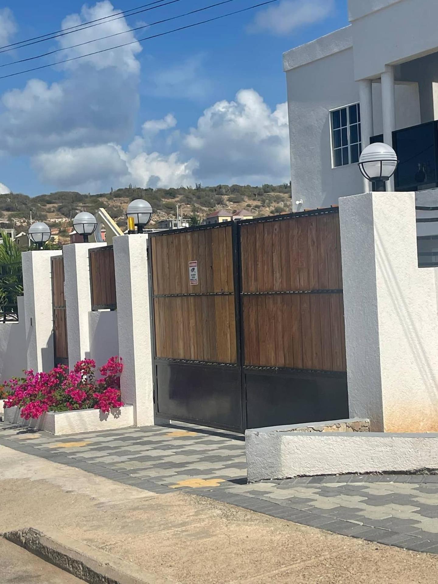 Luxurious 6 Bed Wown Pool Portmore