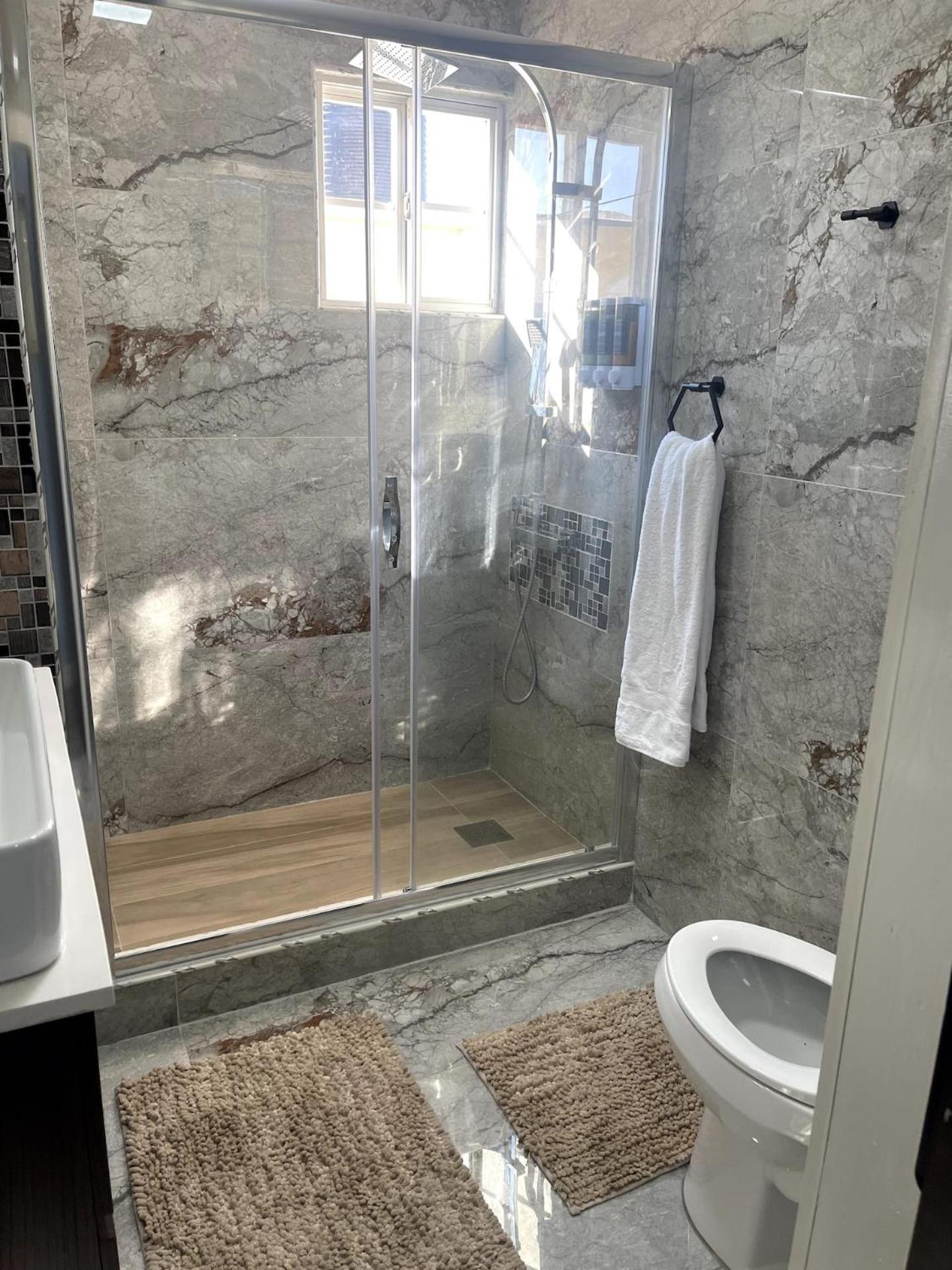 Luxurious 6 Bed Wown Pool Guest house Portmore