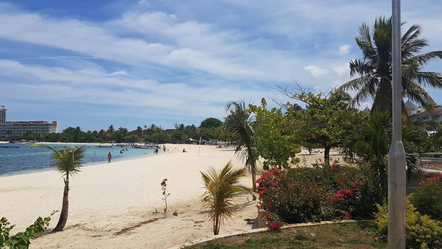 Fisherman's Point Beach-front Condomania 3* Ocho Rios