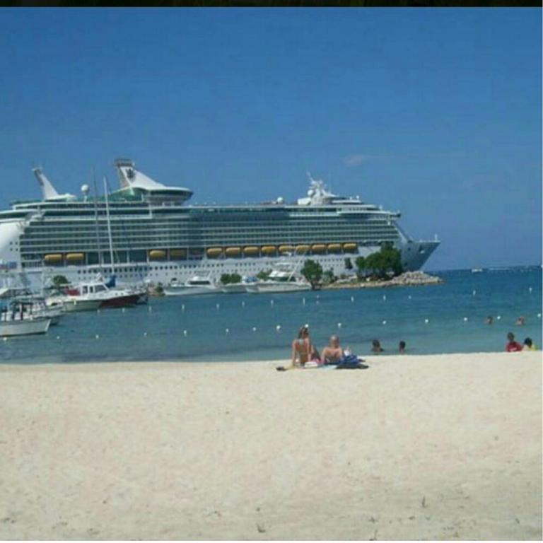 Aparthotel Fisherman's Point Beach-front Condomania